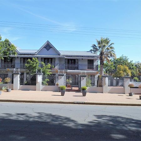 Oakwood Lodge Μπλουμφοντέιν Εξωτερικό φωτογραφία The main building of the school
