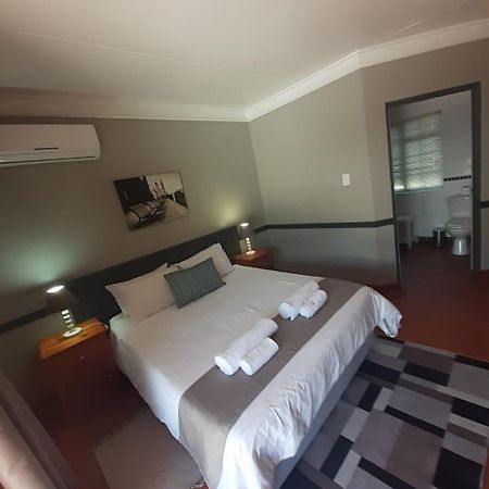 Oakwood Lodge Μπλουμφοντέιν Εξωτερικό φωτογραφία A room at the Protea Hotel, Polokwane