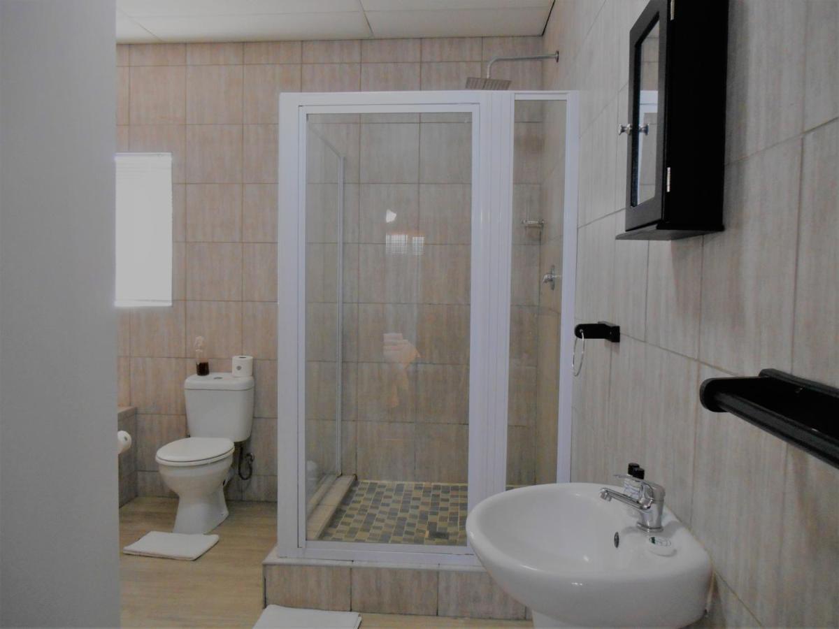 Oakwood Lodge Μπλουμφοντέιν Εξωτερικό φωτογραφία A shower cubicle