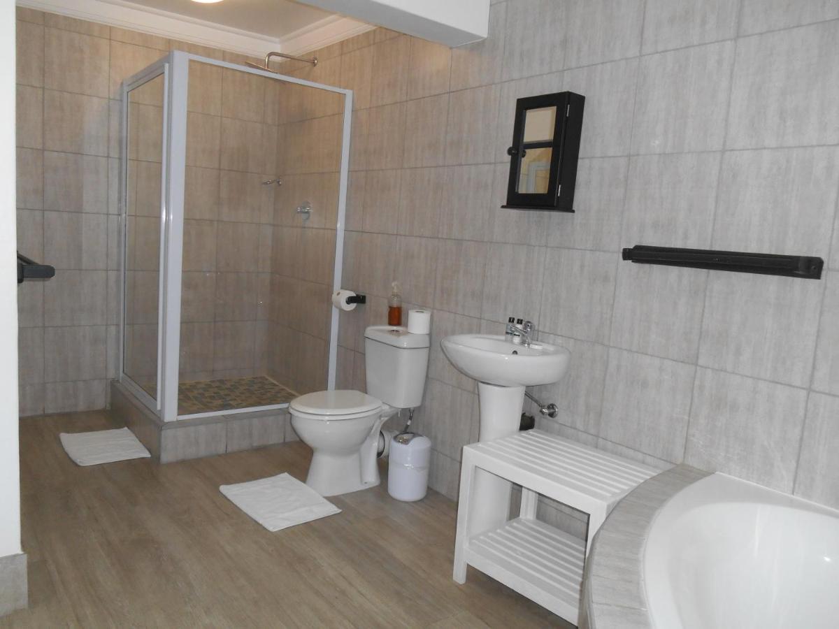 Oakwood Lodge Μπλουμφοντέιν Εξωτερικό φωτογραφία Bathroom with shower cubicle