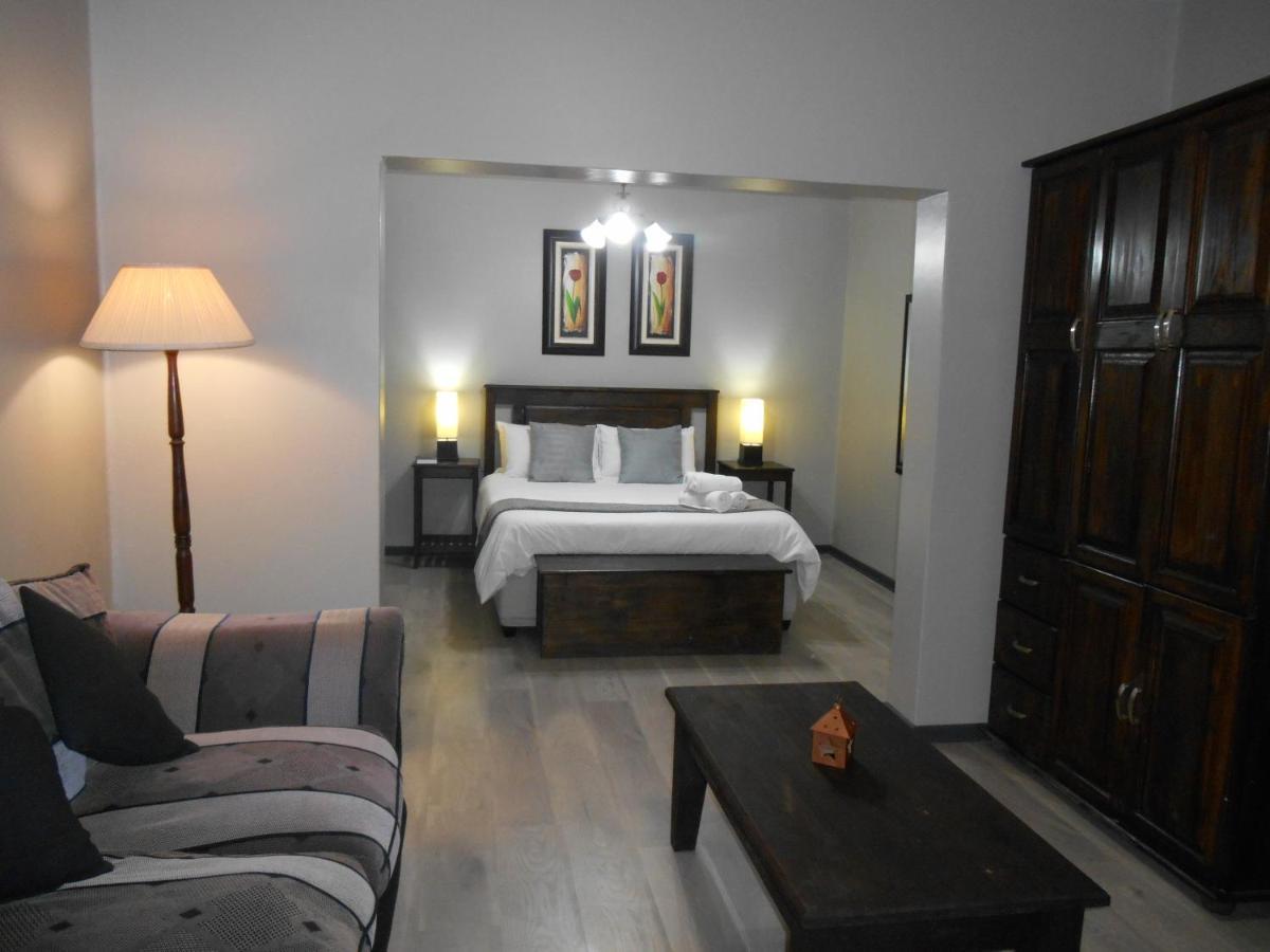 Oakwood Lodge Μπλουμφοντέιν Εξωτερικό φωτογραφία A bedroom in a hotel
