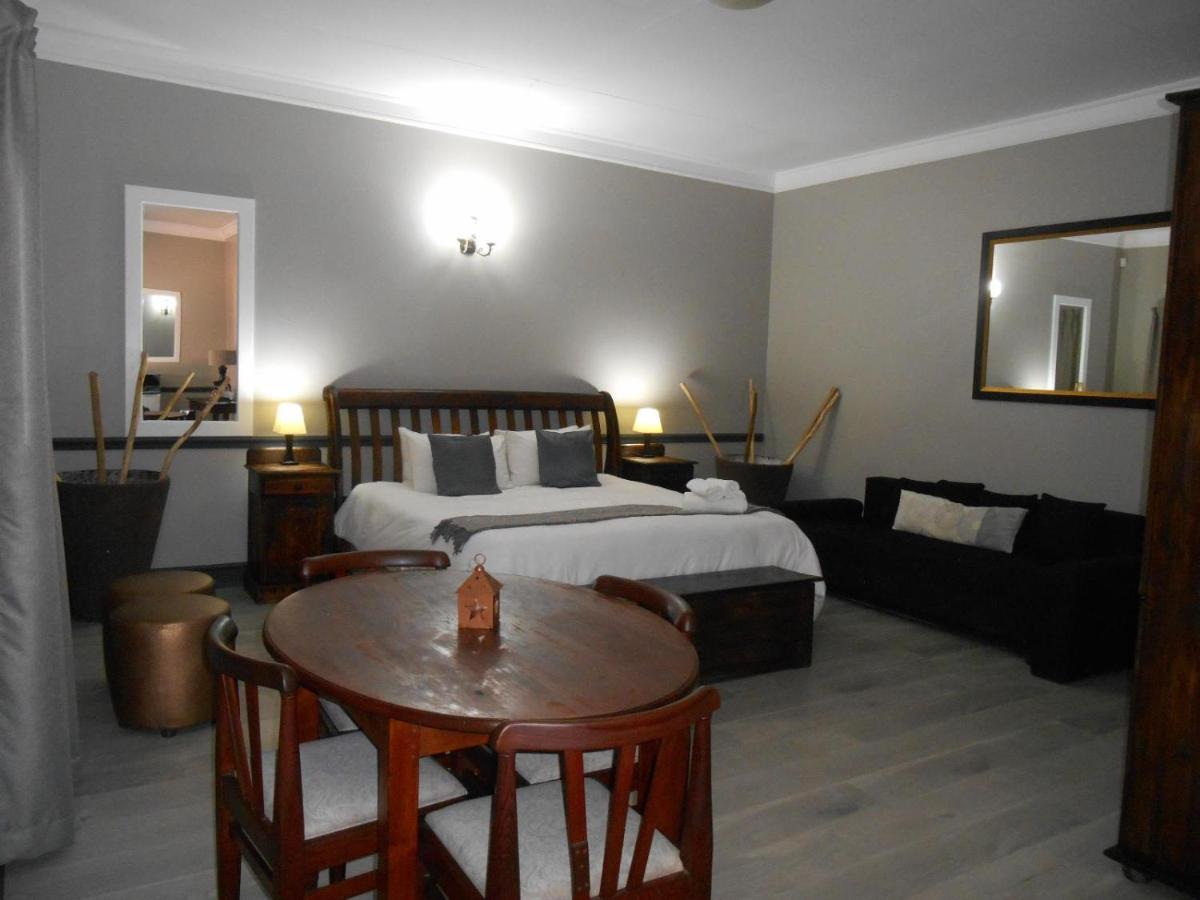 Oakwood Lodge Μπλουμφοντέιν Εξωτερικό φωτογραφία A bedroom in a hotel