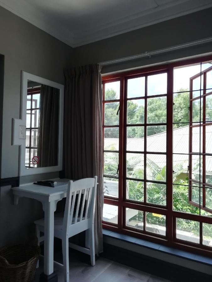 Oakwood Lodge Μπλουμφοντέιν Εξωτερικό φωτογραφία A window with burglar bars