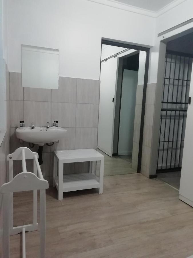 Oakwood Lodge Μπλουμφοντέιν Εξωτερικό φωτογραφία A cell at the prison