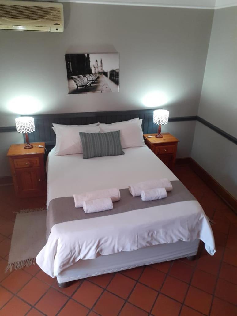Oakwood Lodge Μπλουμφοντέιν Εξωτερικό φωτογραφία A bedroom at the hotel
