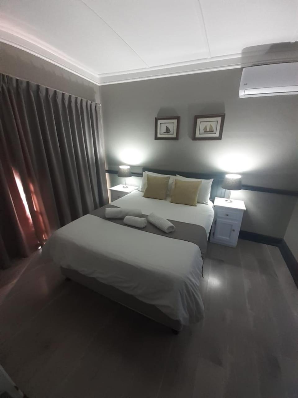 Oakwood Lodge Μπλουμφοντέιν Εξωτερικό φωτογραφία A bedroom at the hotel