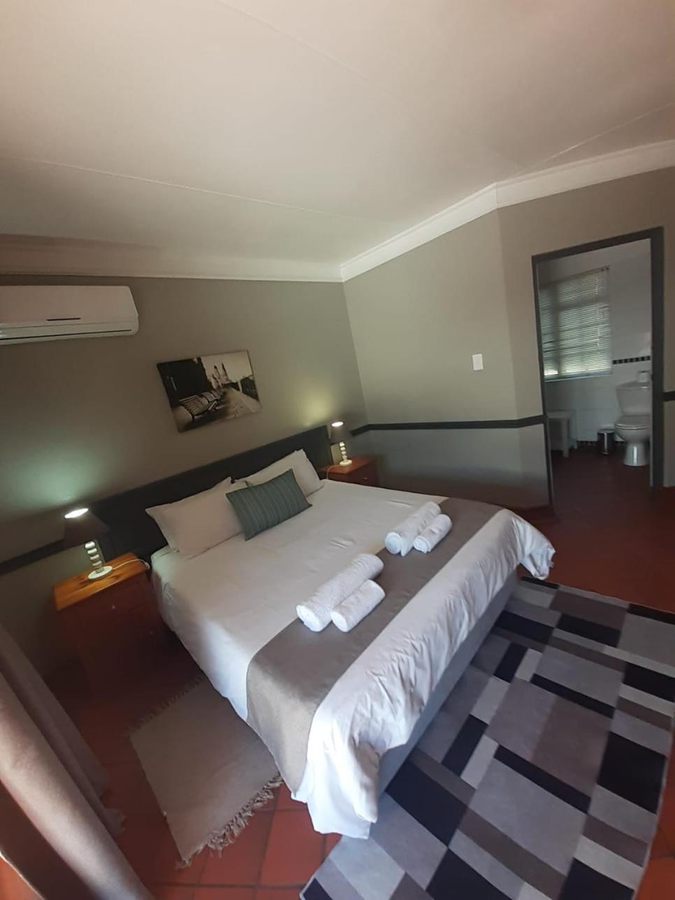 Oakwood Lodge Μπλουμφοντέιν Εξωτερικό φωτογραφία A room at the Protea Hotel, Polokwane