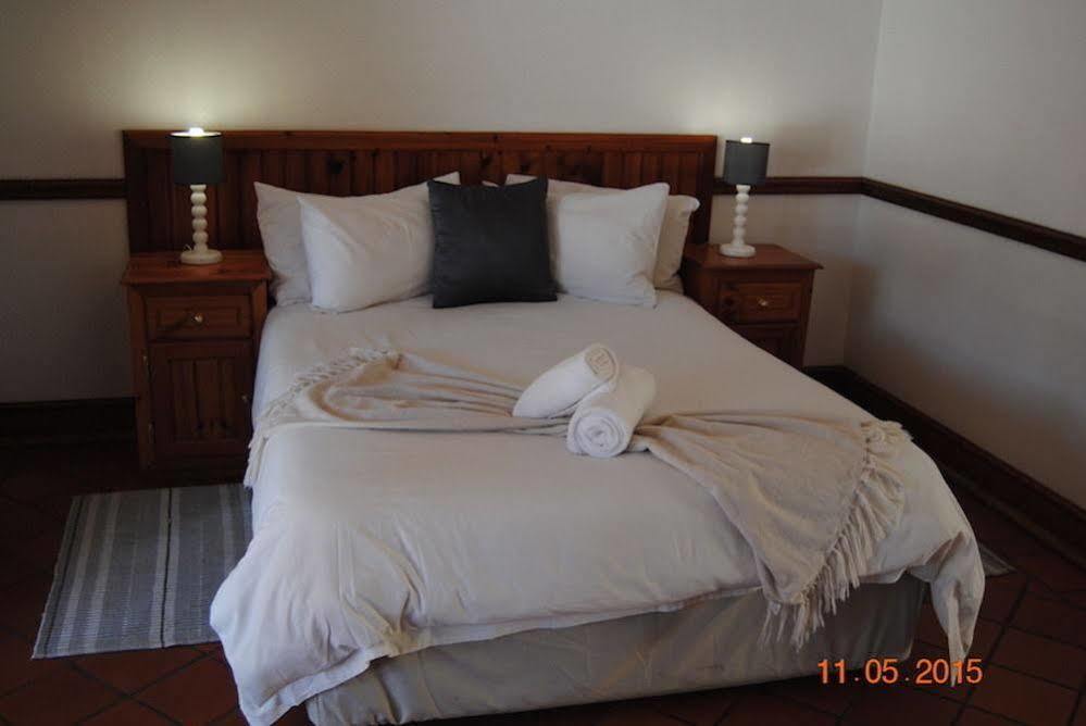 Oakwood Lodge Μπλουμφοντέιν Εξωτερικό φωτογραφία A bed with a throw