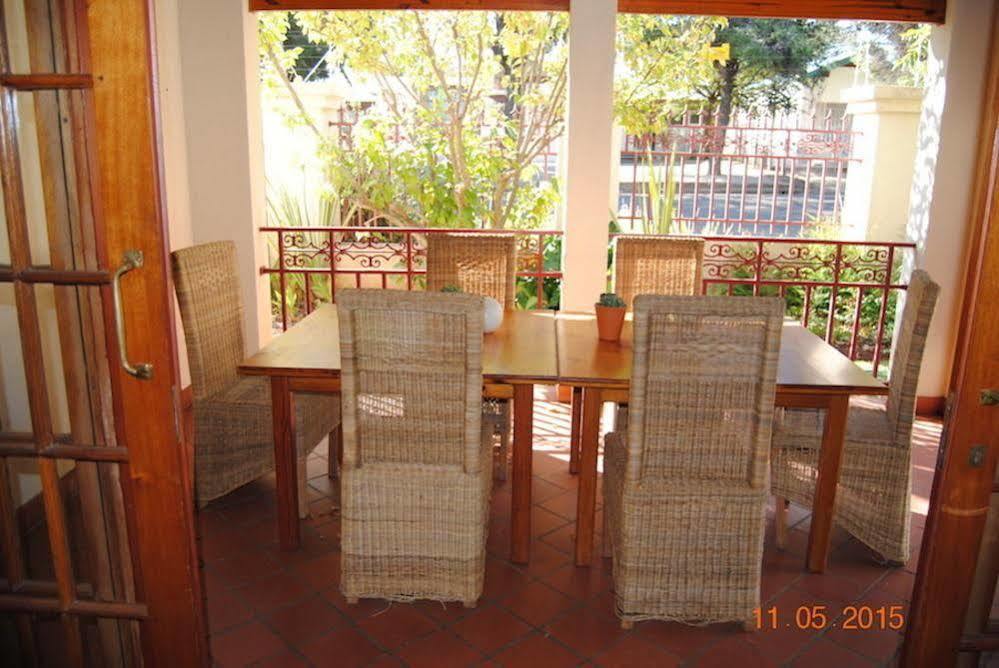 Oakwood Lodge Μπλουμφοντέιν Εξωτερικό φωτογραφία The dining room at the house