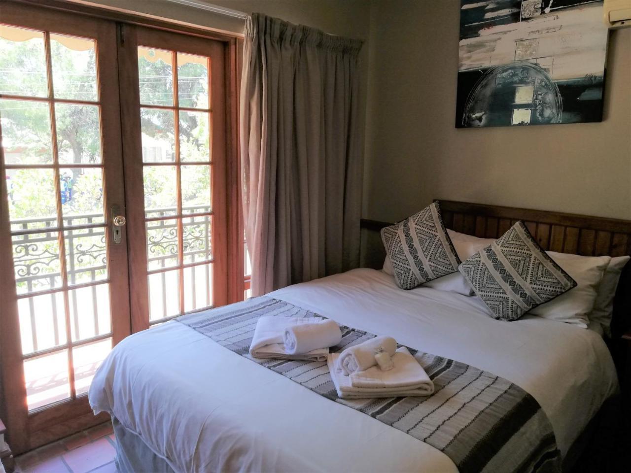 Oakwood Lodge Μπλουμφοντέιν Εξωτερικό φωτογραφία A bedroom at the Protea Hotel, Stellenbosch