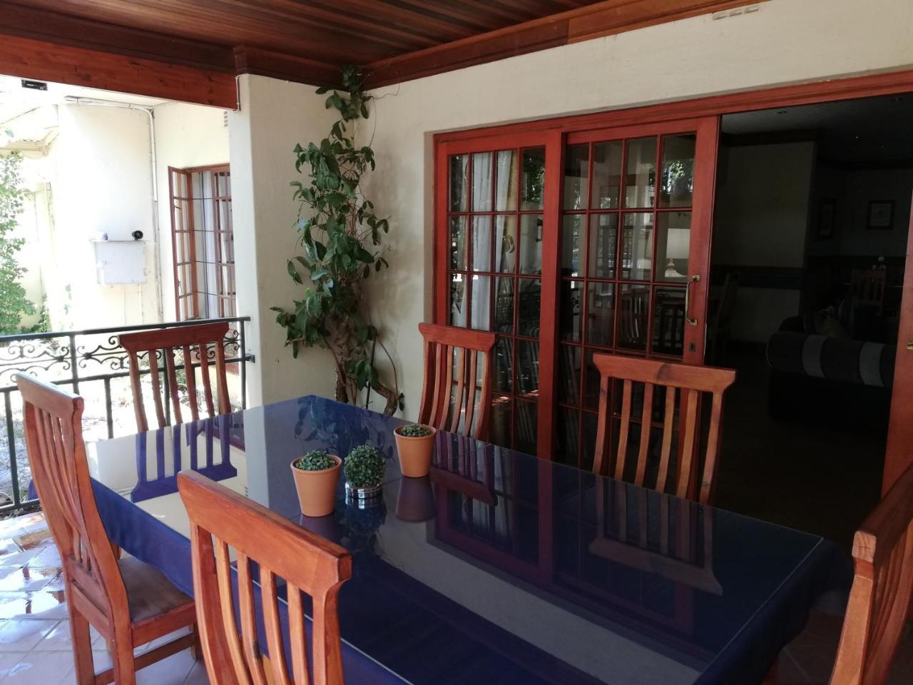 Oakwood Lodge Μπλουμφοντέιν Εξωτερικό φωτογραφία A balcony in a house